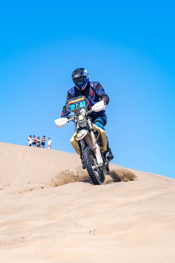 Mike Johnson gana la primera etapa del rally Coast 2 Coast 4 Mike Johnson gana la primera etapa del rally Coast 2 Coast