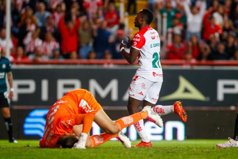 Necaxa vence 1-0 a Chivas y sigue invicto