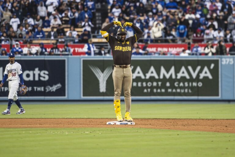 Padres continúa imparable, vence 7-3 a Brewers