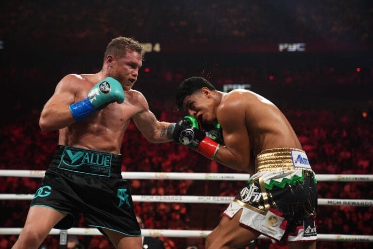 Canelo vence a Munguía por decisión en una gran pelea