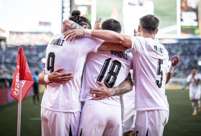 Uruguay humilla y golea 4-0 a México