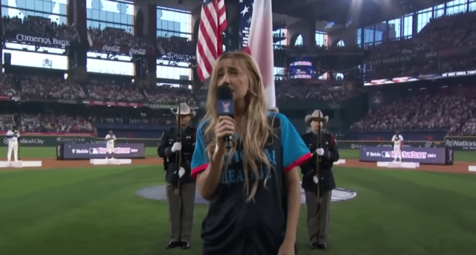 Lee más sobre el artículo MLB: ¿Interpretó borracha el himno nacional? Ingrid Andress responde