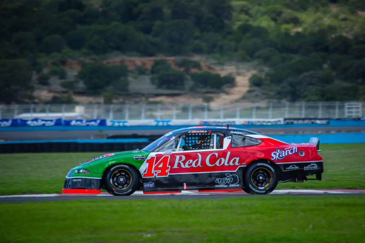 Alex de Alba se lleva la pole position en NASCAR México de Puebla