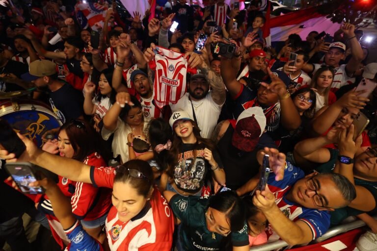 Leagues Cup: Le llevan serenata a Chivas en Los Ángeles previo a su duelo ante Galaxy 1 Leagues Cup: Le llevan serenata a Chivas en Los Ángeles previo a su duelo ante Galaxy