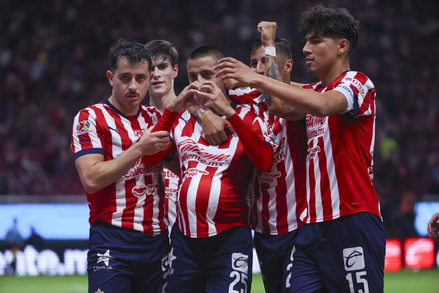 Chivas vence 2-0 a León y se repone de la derrota en el Clásico