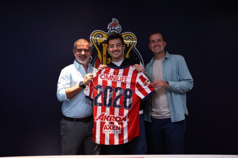 ALAN MOZO renueva con Chivas.