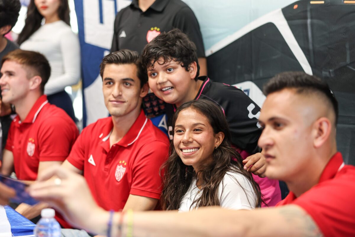 Lee más sobre el artículo Club Necaxa convive con su afición en evento especial de firma de autógrafos