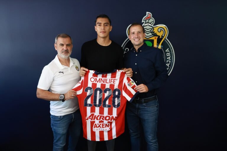 Raúl Tala Rangel renueva con Chivas hasta 2028