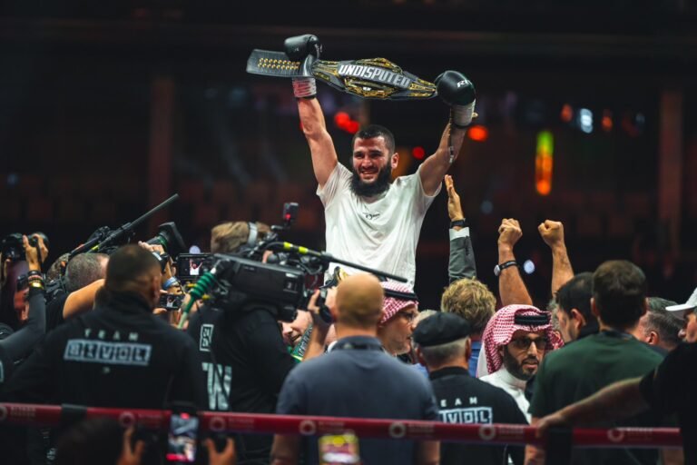 Beterbiev derrota a Bivol en polémica decisión