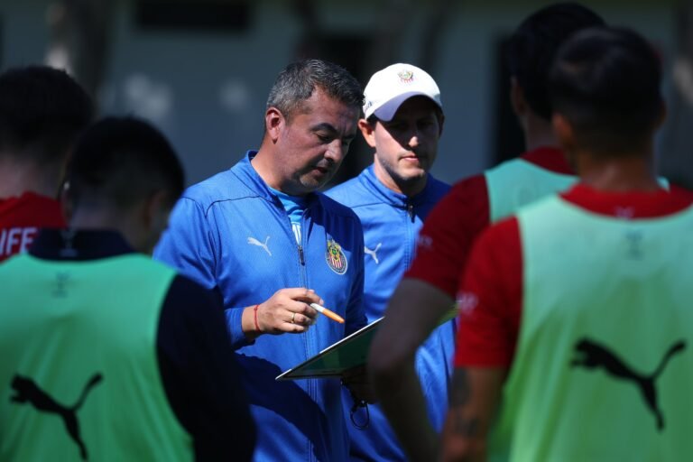 Arturo Ortega, director técnico de las Chivas.