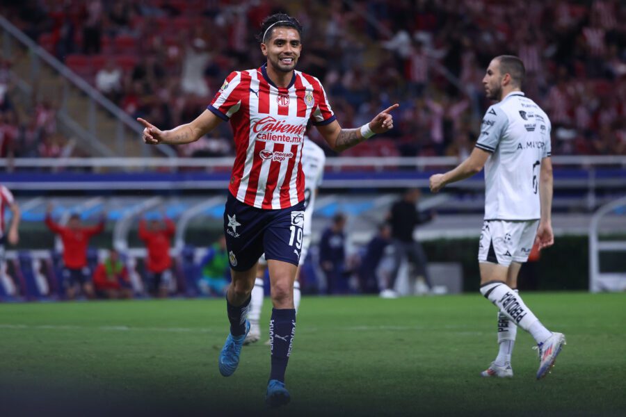 Lee más sobre el artículo Chivas vence 3-2 al Necaxa con golazos en emocionante partido
