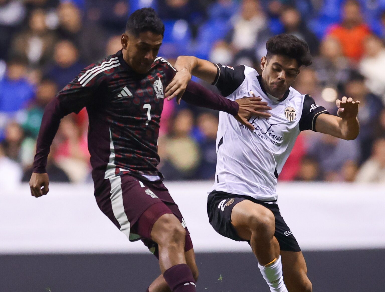México y Valencia igualaron 2-2.