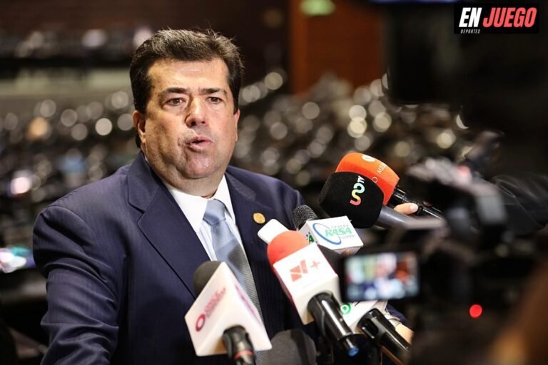 Pedro Haces diputado durante una conferencia.