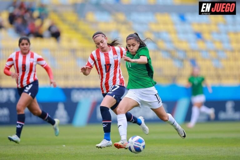 Jugadoras de la Selección Femenil de México ante Paraguay.