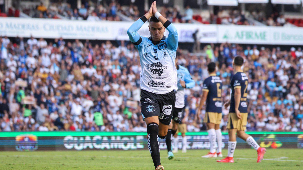Lee más sobre el artículo Gran Triunfo de Gallos Blancos con Uno Menos Sobre Pumas en la Jornada 2 de Liga MX