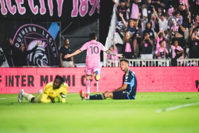 Messi celebra su gol.