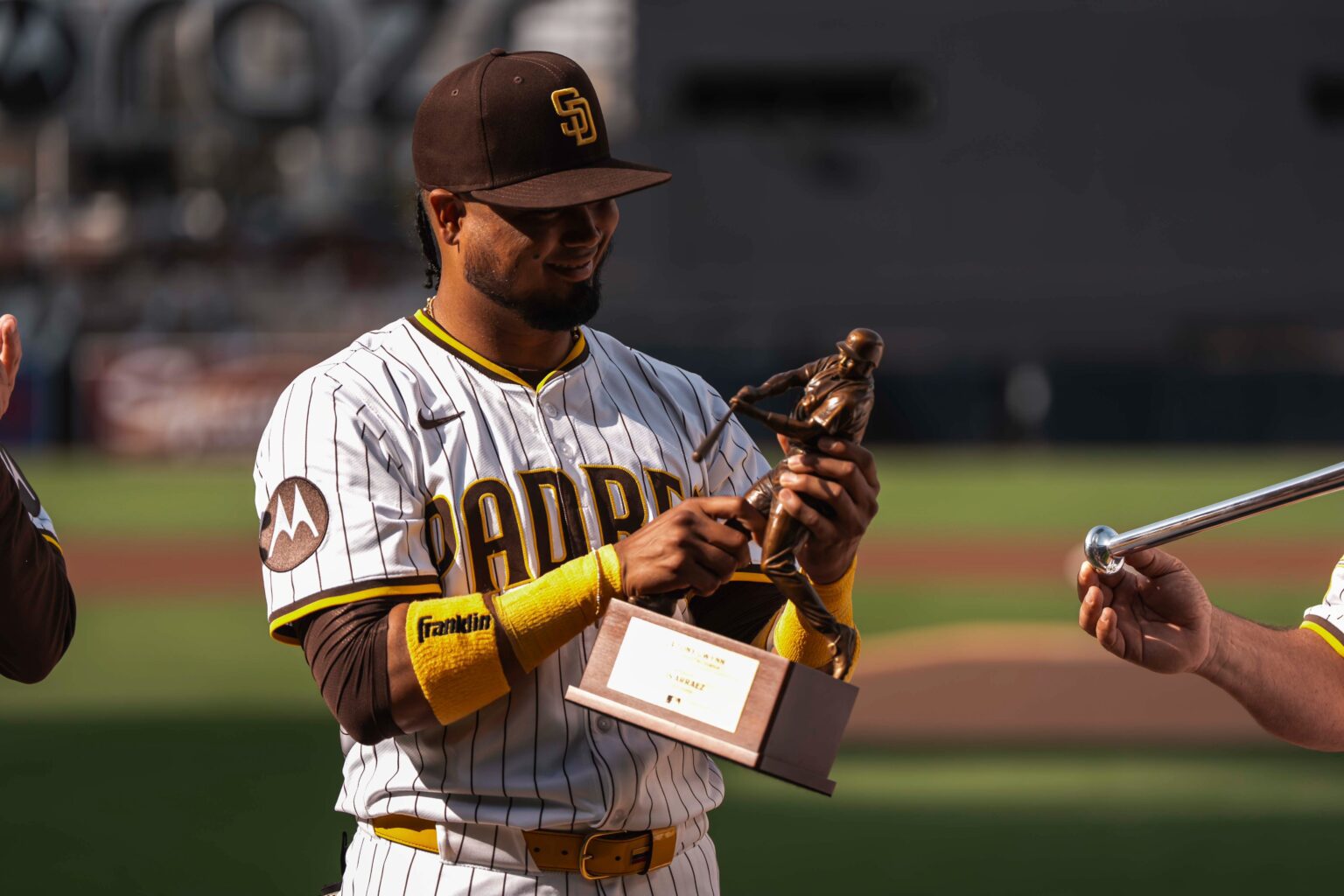 Padres 2 Braves 1. Luis Arráez recibe su trofeo como champion bat.