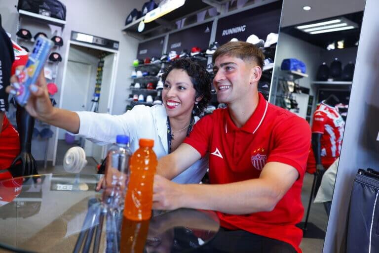 Liga MX: Necaxa Firma de Autógrafos, jugadores conviven con aficionados de los Rayos 1 Jugadores del Necaxa firmaron autógrafos