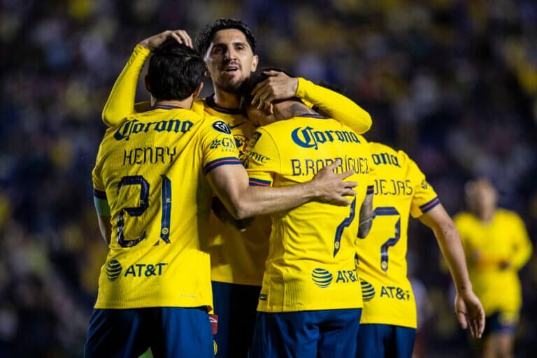 América golea 4-0 a Chivas y avanza en la Concacaf 1 América celebra la goleada sobre Chivas.