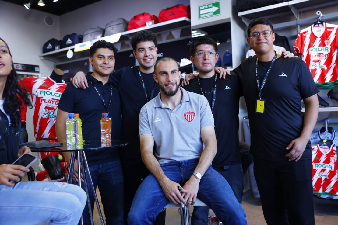 Liga MX: Alejandro Mayorga jugador del Necaxa con aficionados. 
