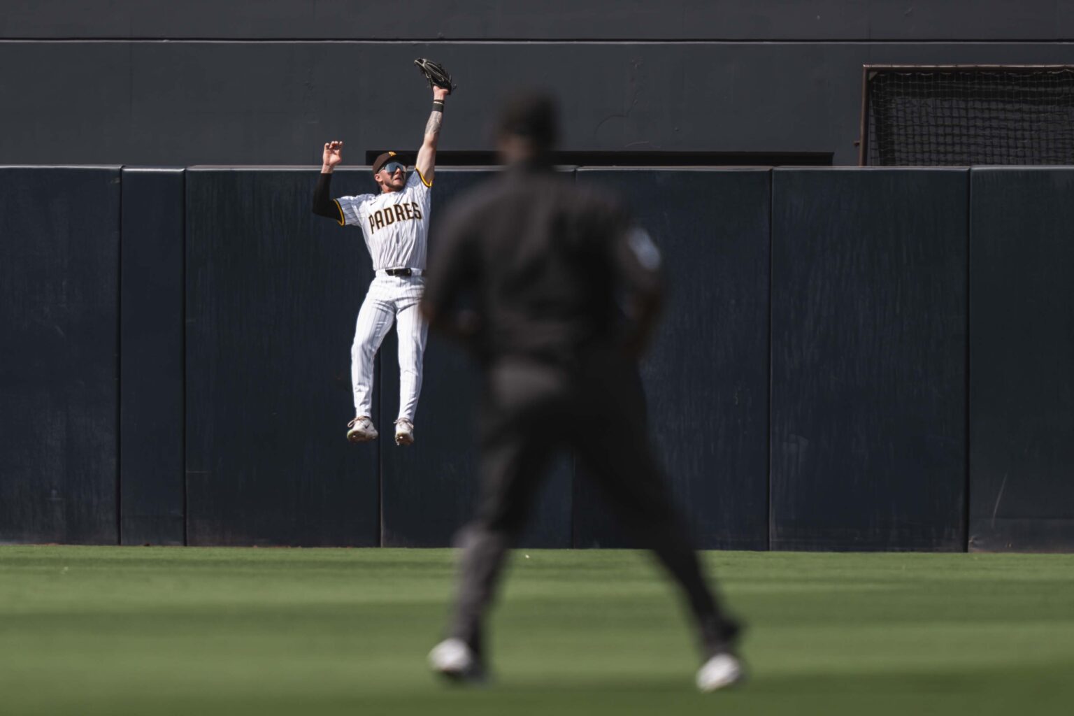 Jackson Merrill con una jugada increíble en jardín central.