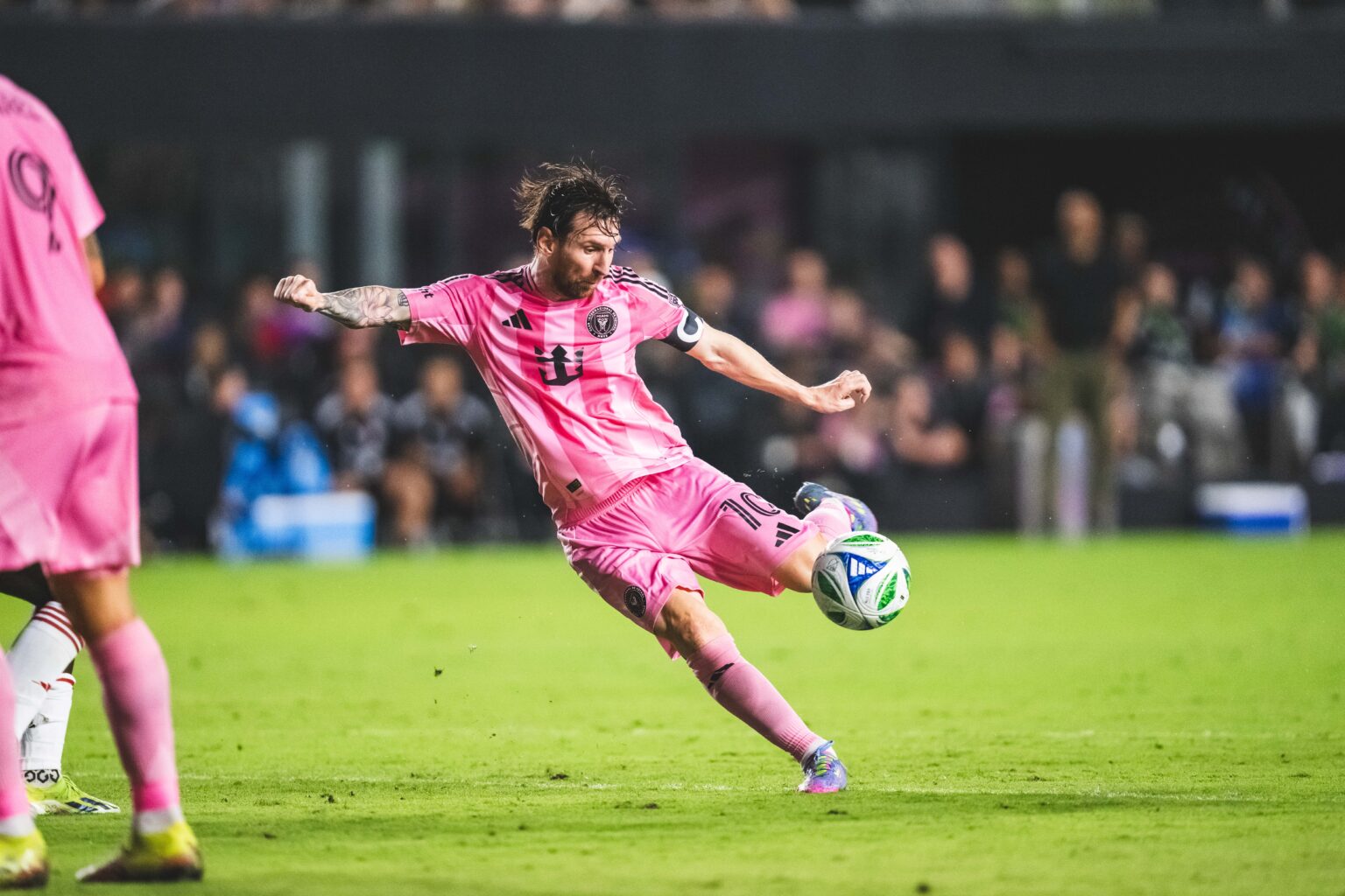 Leo Messi estuvo cerca de anotar.