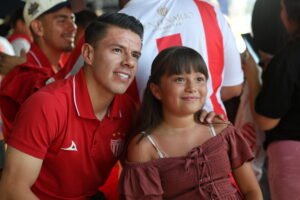 Jugadores del Necaxa firman autógrafos en la Feria Nacional de San Marcos