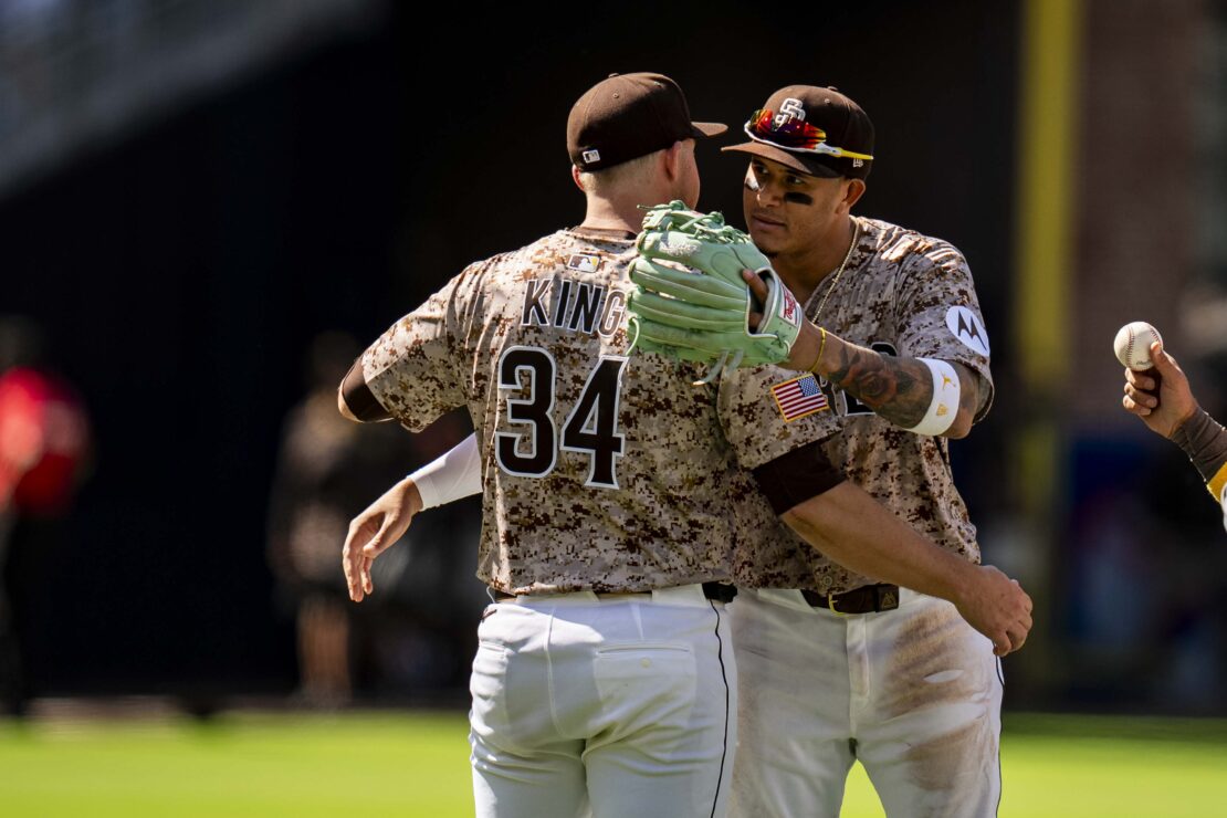 Michael King es felicitado por Manny Machado.