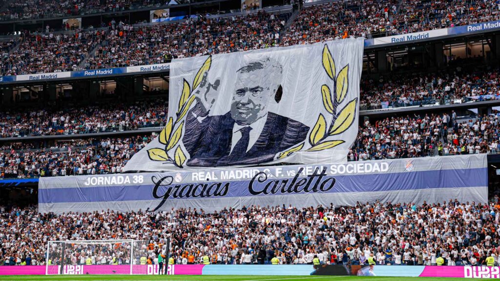 Luka Modric y Carlo Ancelotti se despiden del Real Madrid con triunfo 1 Así despidió la grada a Carlo Ancelotti.