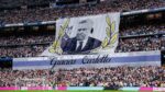 Así despidió la grada a Carlo Ancelotti.