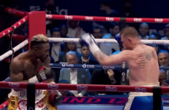 Saúl Canelo Álvarez vence por decisión a Scull