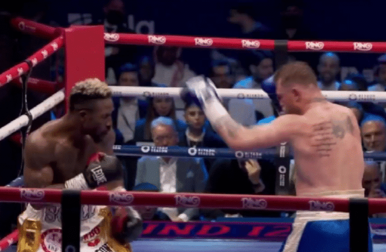 Saúl Canelo Álvarez vence por decisión a Scull