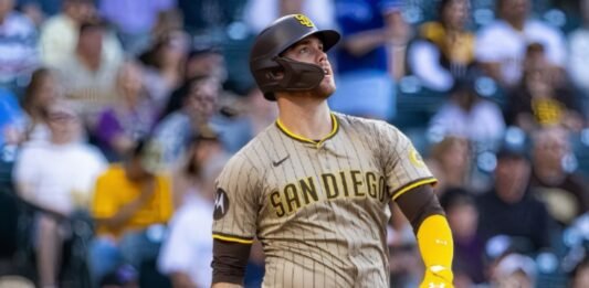 Sheets pega dos cuadrangulares, pero los Padres pierden 7-6 con Toronto