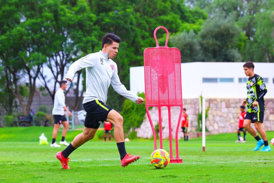 Liga MX: Necaxa cierra preparación para viajar a Querétaro 2 Pavél Pérez durante la práctica del Necaxa.