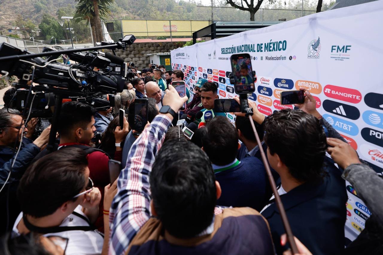 Efraín Álvarez asegura estar feliz de jugar con la Selección Mexicana y las Chivas
