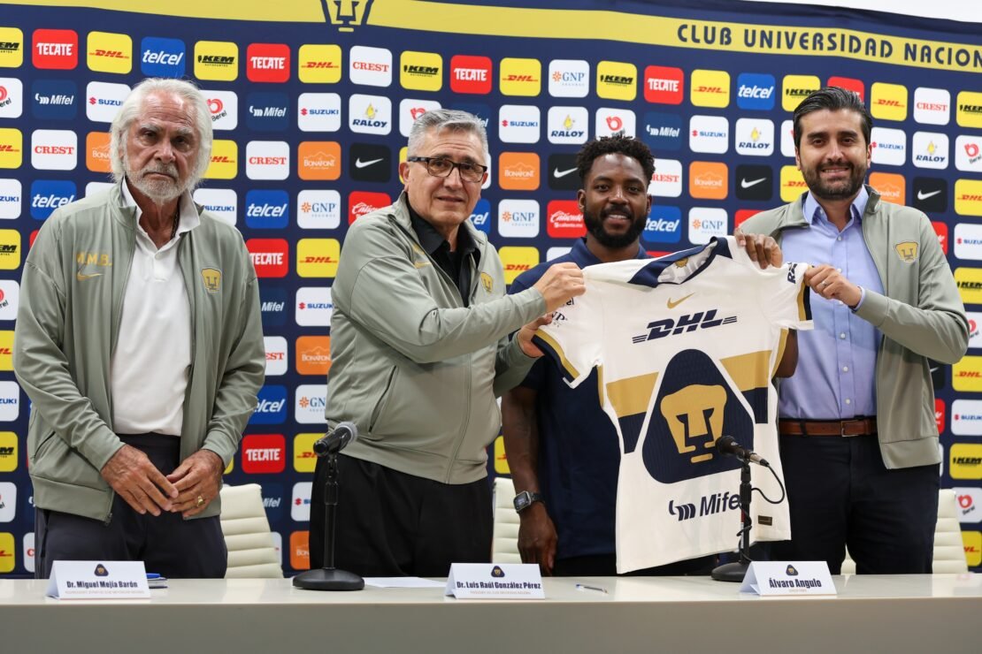 Álvaro Angulo fue presentado como nuevo jugador de Pumas.