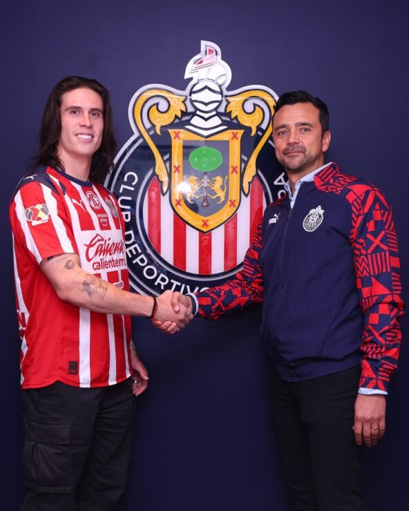 Liga MX: Es oficial, Diego Campillo regresa a Chivas 2 Diego Campillo junto a Javier Mier.