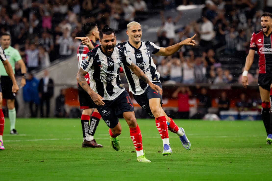 Germán Berterame y Jesús Tecatito Corona, jugadores de Rayados.
