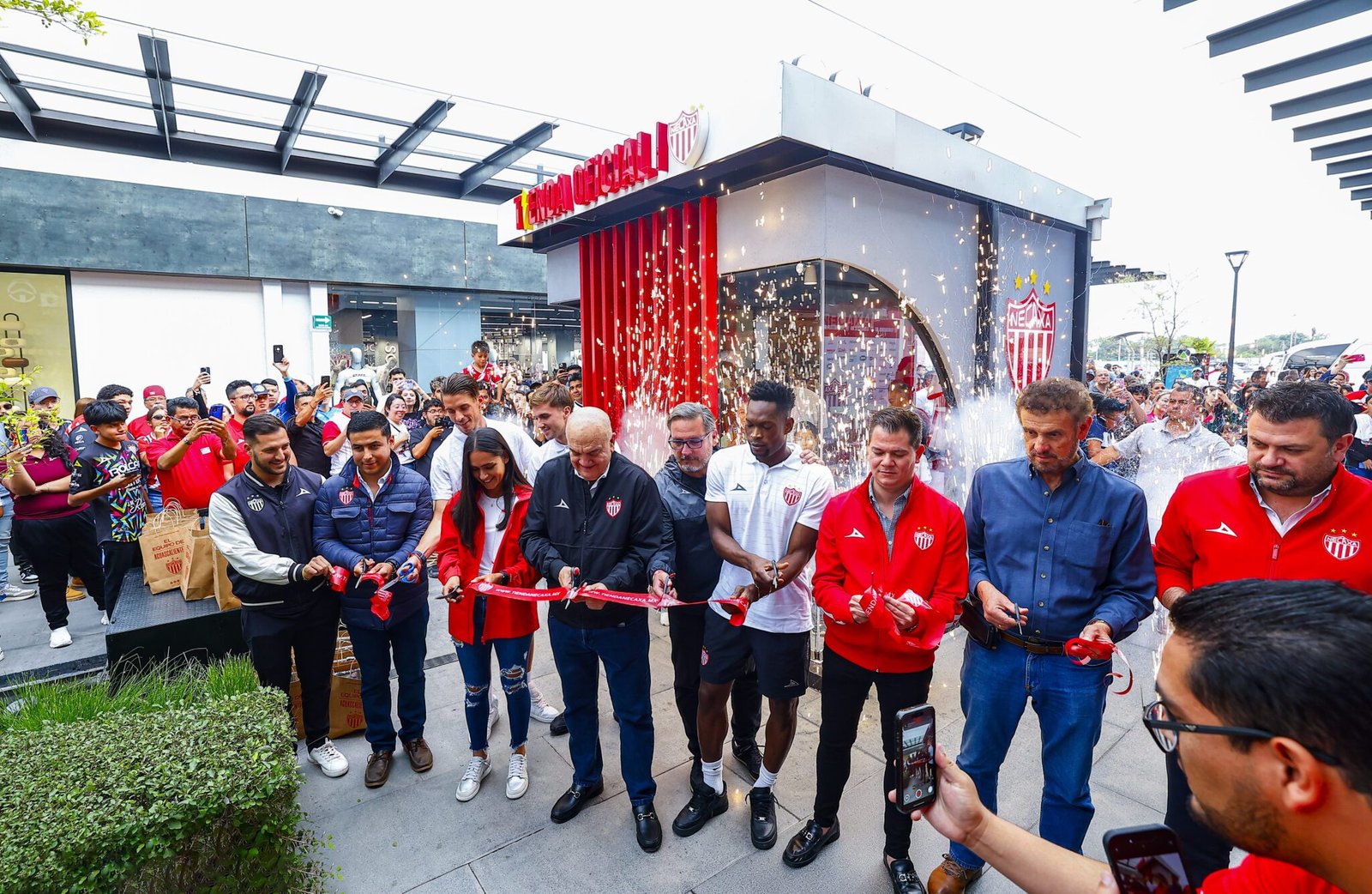 Necaxa estrena tienda