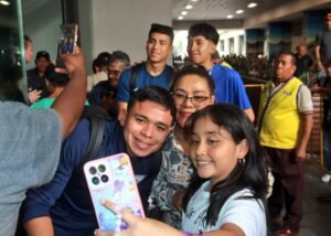 Jugadores de Guatemala fueron recibidos por aficionados.