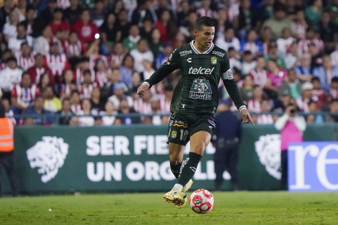 James Rodríguez anotó el gol de la victoria de León sobre Chivas. 