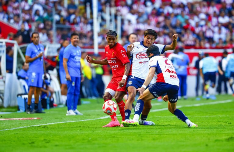 Chivas 3-Necaxa 2, Guadalajara arruina presentación de Gago