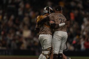 Robert Suárez trabajó la novena entrada en el triunfo de los Padres y logró el salvamento.