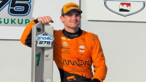 Pato Oward celebrá su victoria en IndyCar.