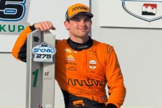 Pato Oward celebrá su victoria en IndyCar.