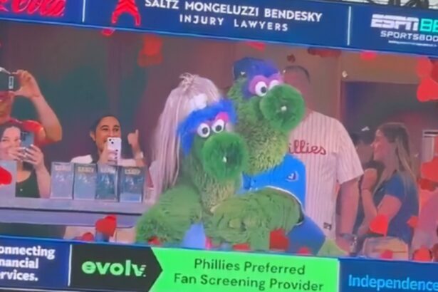 Phillies Cold Play Kiss Cam
