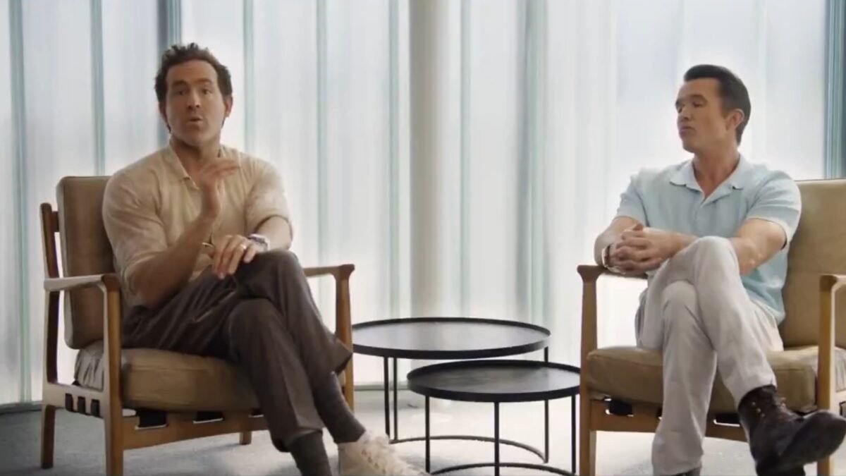 Los actores Ryan Reynolds y Rob Mac en el documental de Necaxa. 