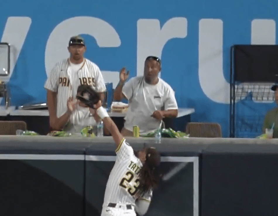 Fernando Tatis Jr. y su increíble atrapada. 