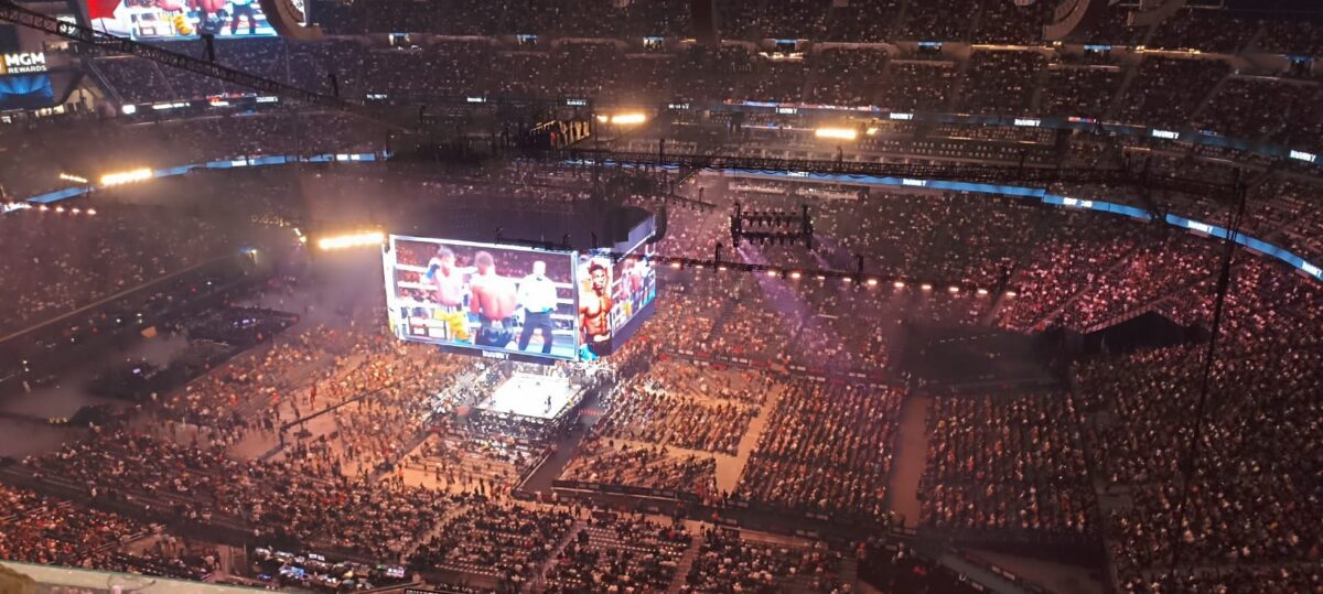 El Alligeant Stadium con una gran entrada para el combate.