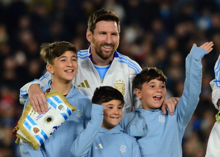 Messi junto a sus tres hijos.